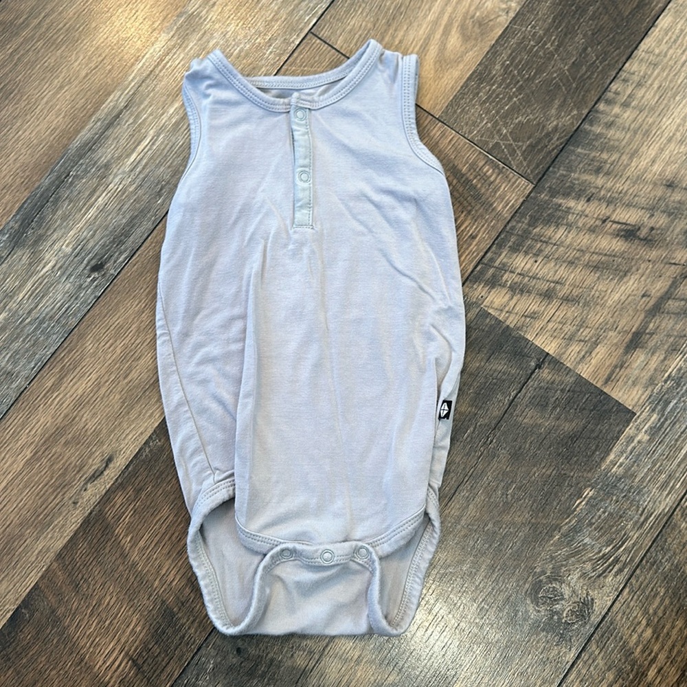Kyte baby sleeveless bodysuit 6-12 months